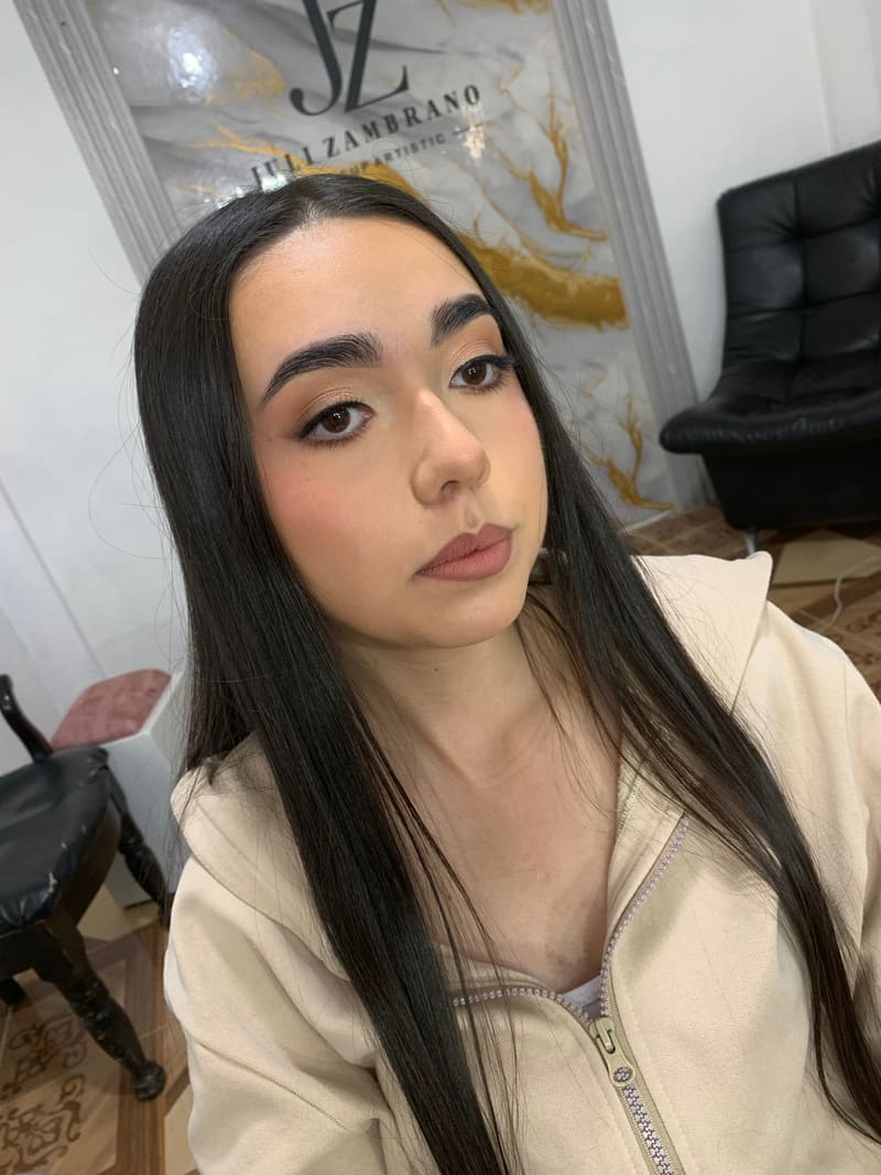 Maquillaje natural con sombra dorada, cejas definidas y labios mate