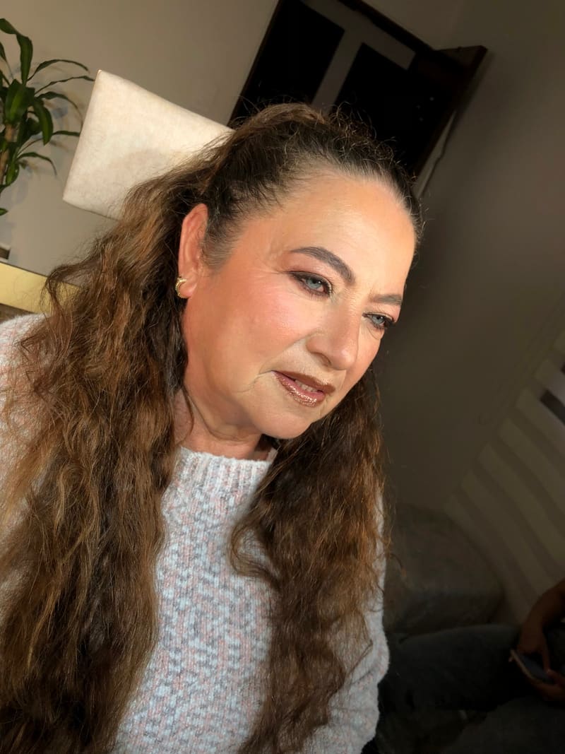 Clienta con maquillaje cálido en tonos cobre y piel rejuvenecida
